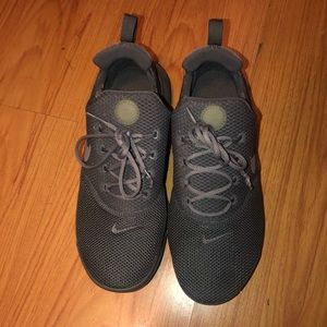 Nike presto fly youth size 6Y olive green